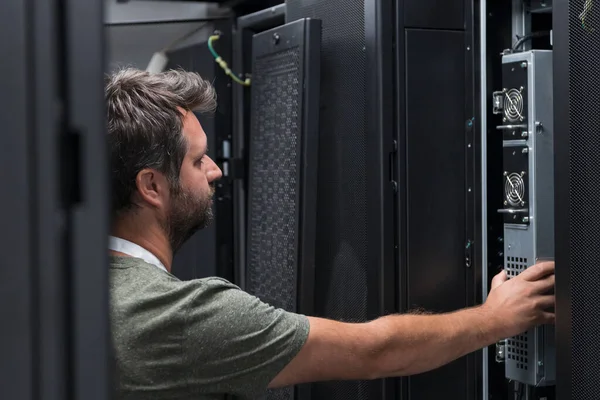 Engenheiro Trabalhando Sala Servidores Data Center Técnico Coloca Rack Novo — Fotografia de Stock