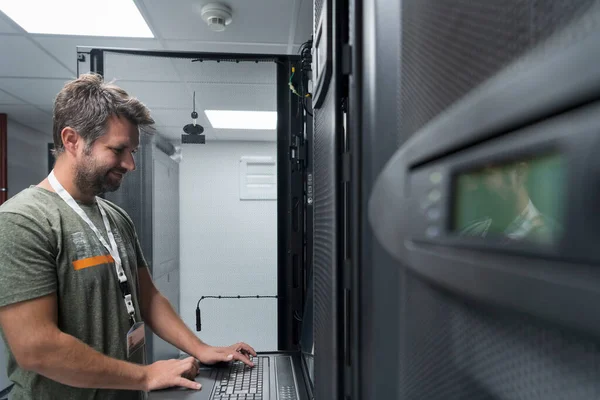 Ingeniero Del Centro Datos Que Usa Teclado Una Supercomputadora Instalación — Foto de Stock