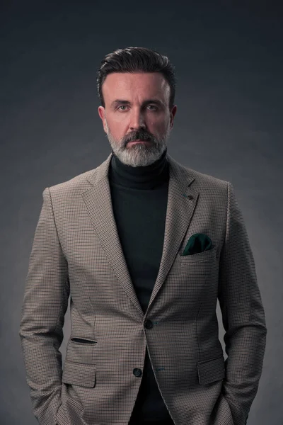 Porträt Eines Eleganten Geschäftsmannes Mit Bart Und Lässiger Businesskleidung Einem — Stockfoto
