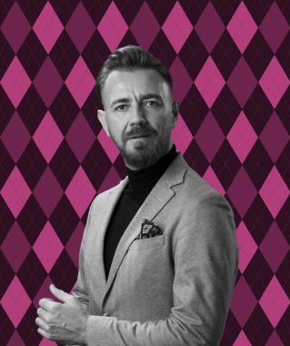 Siyah beyaz bir portre, zarif, kıdemli bir iş adamının sakallı ve sıradan iş kıyafetleri içinde geçmişe dönük renkli desenli el kol hareketlerine karşı. Yüksek kalite fotoğraf