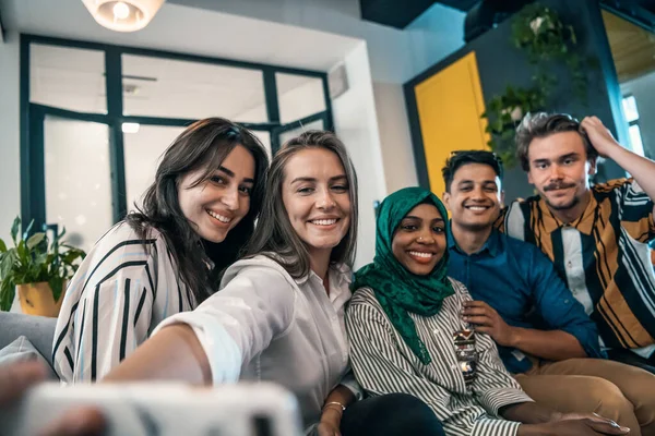 Grupo Personas Negocios Durante Descanso Del Trabajo Tomando Foto Autofoto —  Fotos de Stock