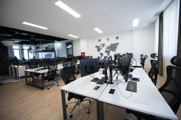 Κενό Εσωτερικό Του Σύγχρονου Σχεδιασμού Open Plan Startup Office Επιλεκτική — Φωτογραφία Αρχείου