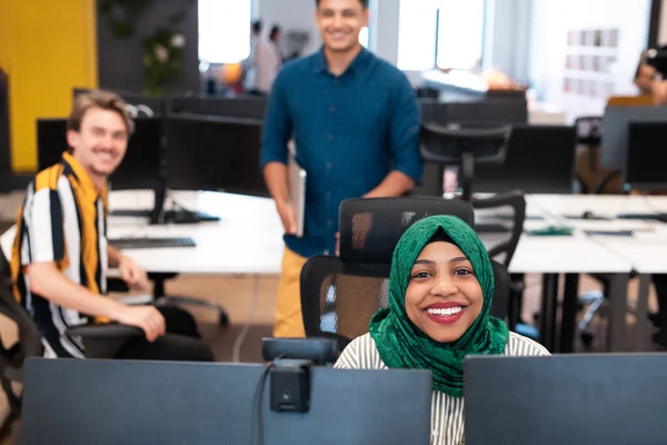 Multiethnic Startup Business Team Arabka Nosí Hidžáb Setkání Moderním Open — Stock fotografie