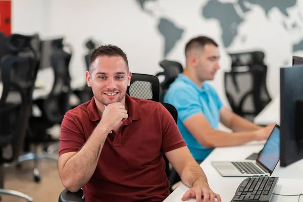 Gruppe Von Gelegenheitsunternehmern Die Einem Desktop Computer Einem Modernen Großraumbüro — Stockfoto