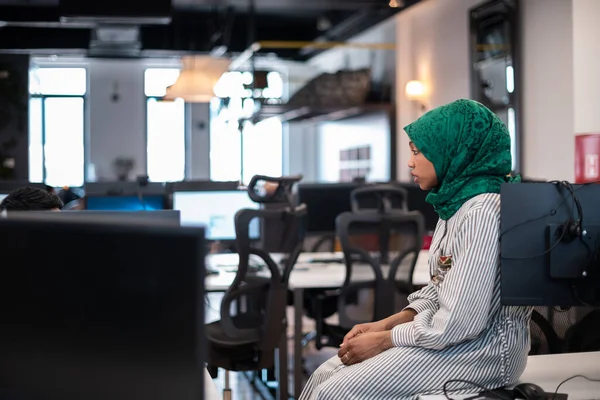 Araberin Hidschab Bei Einem Treffen Einem Modernen Großraumbüro Sie Laptop — Stockfoto