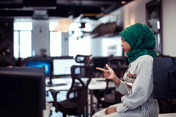 Multiethnische Start Business Team Arabische Frau Trägt Einen Hidschab Bei — Stockfoto