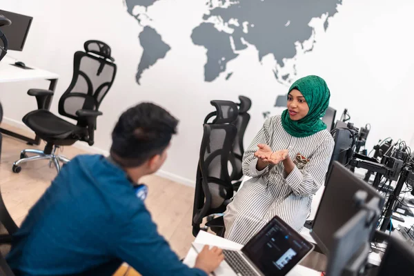 Multietnisk Start Business Team Arabiska Kvinna Bär Hijab Möte Modern — Stockfoto