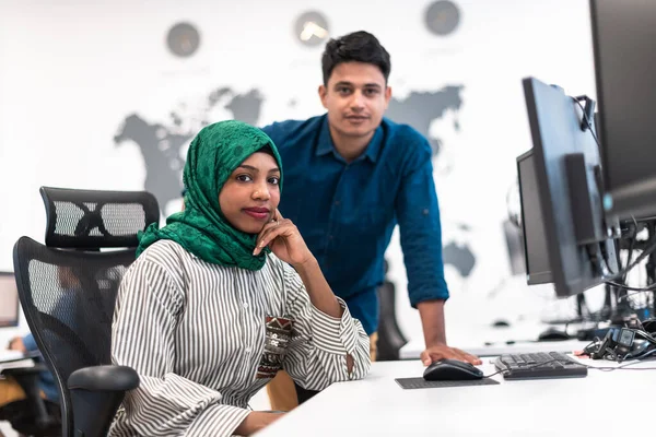 Multiethnique Start Business Team Arabian Woman Wearing Hijab Meeting Modern — Photo