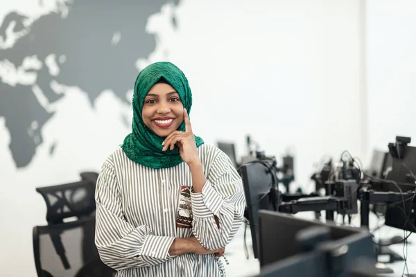 Modern Açık Plan Başlangıç Ofisinde Duran Yeşil Tesettürlü Müslüman Siyah — Stok fotoğraf