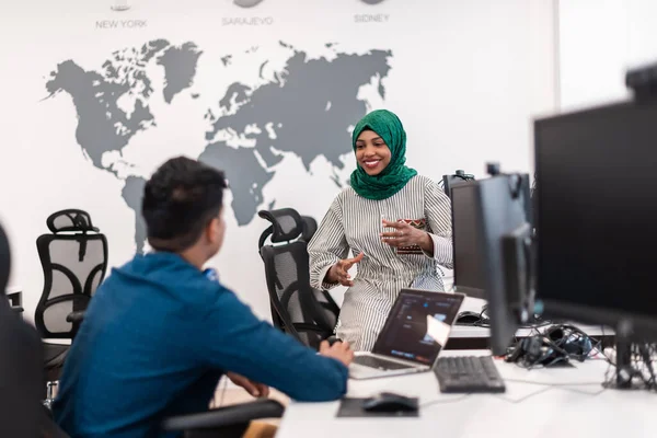 Multiethnic Startup Business Team Arabische Vrouw Dragen Van Een Hijab — Stockfoto