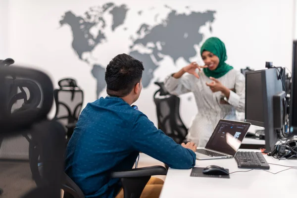 Multietnisk Start Business Team Arabiska Kvinna Bär Hijab Möte Modern — Stockfoto