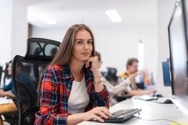 Mulher Negócios Casual Trabalhando Computador Desktop Interior Escritório Inicialização Plano — Fotografia de Stock