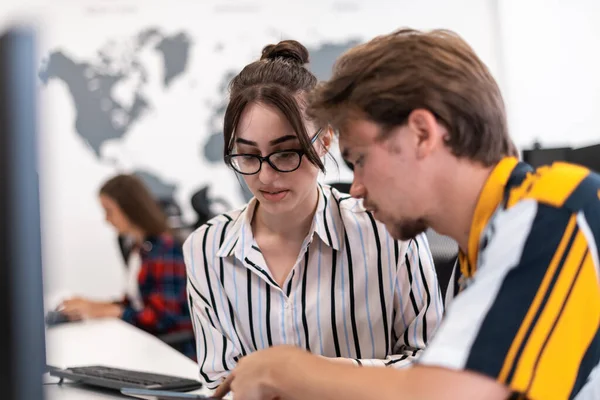 Coppia Lavoro Che Lavora Insieme Progetto Utilizzando Tablet Computer Desktop — Foto Stock