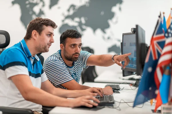 Gruppe Von Gelegenheitsunternehmern Die Einem Desktop Computer Einem Modernen Großraumbüro — Stockfoto