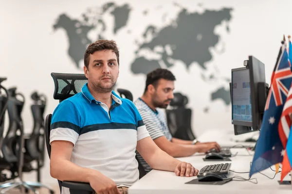 Grupo Empresários Casuais Que Trabalham Computador Desktop Interior Escritório Inicialização — Fotografia de Stock