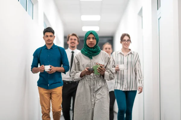 Equipe Negócios Inicialização Multi Étnica Andando Pelo Corredor Edifício Enquanto — Fotografia de Stock