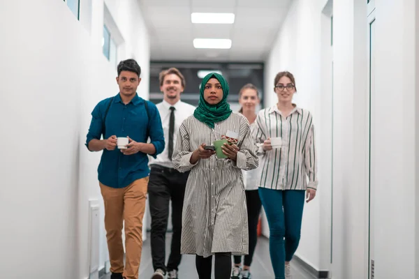 Ein Multiethnisches Gründerteam Spaziert Durch Den Flur Des Gebäudes Während — Stockfoto