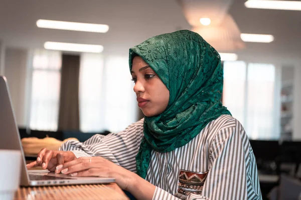 Yeşil Başörtüsü Takan Afrikalı Müslüman Kadını Modern Açık Planlama Ofisindeki — Stok fotoğraf
