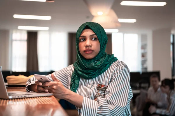 Afrikalı Müslüman Kadını Yeşil Başörtüsü Takıyor Modern Açık Plan Başlangıç — Stok fotoğraf