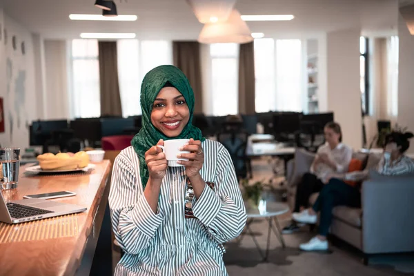 Afrikalı Müslüman Kadını Yeşil Tesettüre Bürünüp Çay Içerken Aynı Zamanda — Stok fotoğraf