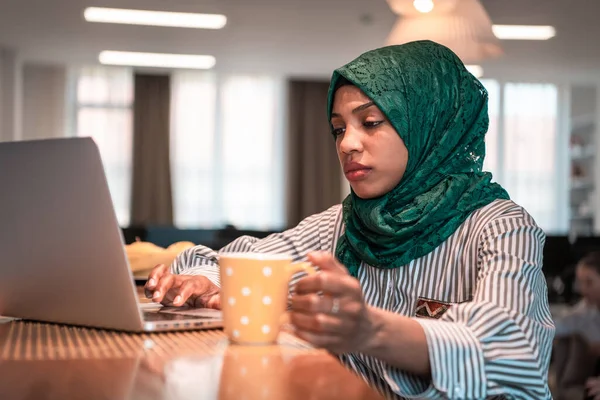 Afrikanische Muslimische Geschäftsfrau Grünen Hidschab Trinkt Tee Während Sie Ruhebereich — Stockfoto