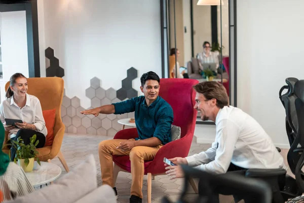 Multietnický Startup Business Tým Brainstorming Relaxační Oblasti Moderního Kancelářského Interiéru — Stock fotografie