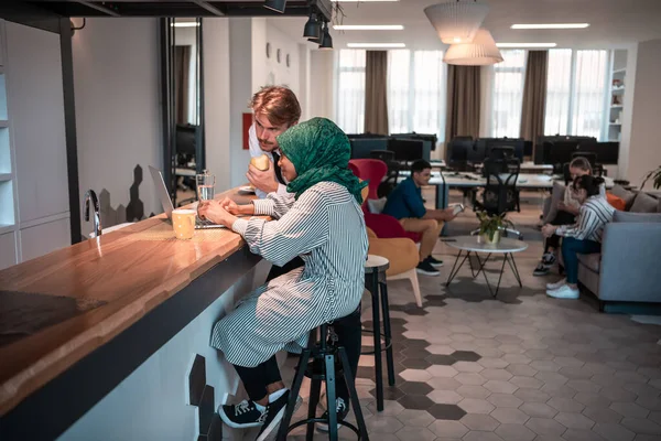 Międzynarodowy Wielokulturowy Zespół Biznesowy Młody Biznesmen Bizneswoman Siedzą Nowoczesnej Przestrzeni — Zdjęcie stockowe