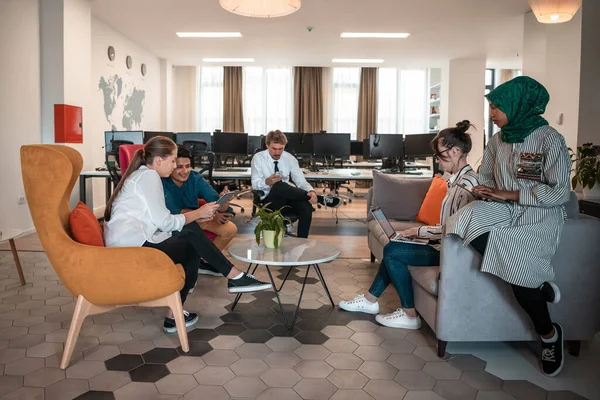 Multietnisk Start Business Team Som Har Brainstorming Relaxavdelning Moderna Kontor — Stockfoto