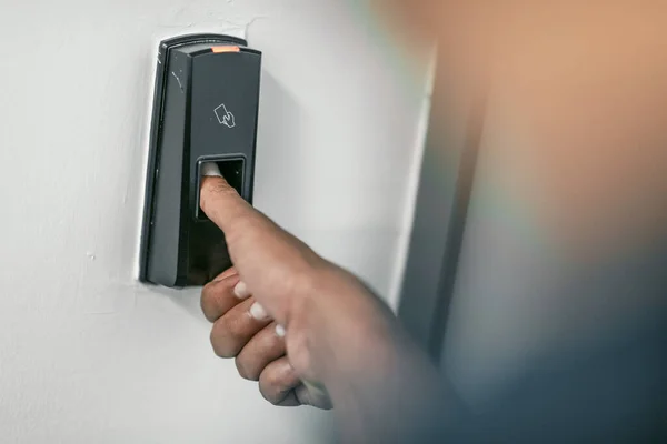 Alarm Sisteminde Parmak Izi Tarayıcısına Basan Adam Kapının Kilidini Açmak — Stok fotoğraf