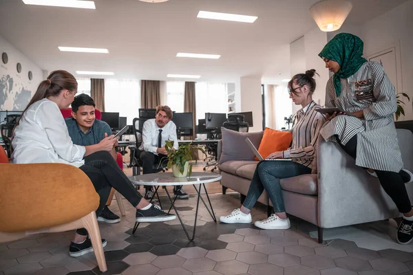 Multietnisk Start Business Team Som Har Brainstorming Relaxavdelning Moderna Kontor — Stockfoto