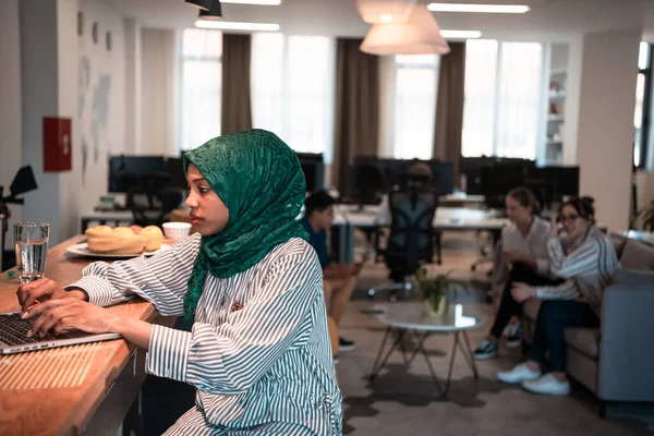 Afrikanische Muslimische Geschäftsfrau Trägt Einen Grünen Hidschab Und Arbeitet Laptop — Stockfoto
