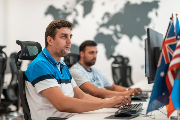 Grupo Hombres Negocios Casuales Que Trabajan Una Computadora Escritorio Interior —  Fotos de Stock