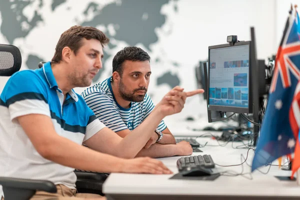 Grupo Hombres Negocios Casuales Que Trabajan Una Computadora Escritorio Interior — Foto de Stock