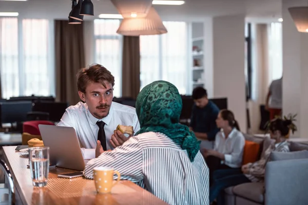 Equipe Internacional Negócios Multiculturais Jovem Homem Negócios Uma Mulher Negócios — Fotografia de Stock