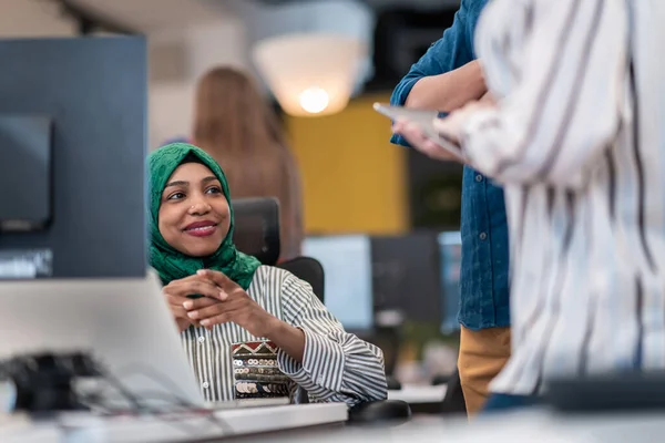 Çok Irklı Girişimci Arap Kadın Takımı Modern Açık Planlı Ofis — Stok fotoğraf