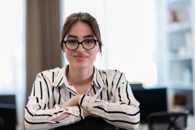 İş kadını portresi, gündelik kıyafetlerle ve gözlüklerle modern açılışta açık ofis iç mimarisi. Seçici odaklanma. Yüksek kaliteli fotoğraf.