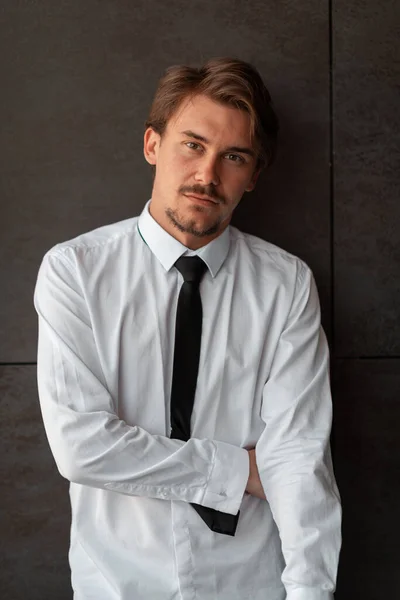 Retrato Empresário Iniciante Uma Camisa Branca Com Laço Preto Frente — Fotografia de Stock