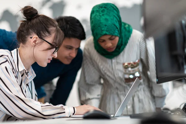 Multietnico Startup Business Team Arabo Donna Indossa Hijab Sulla Riunione — Foto Stock