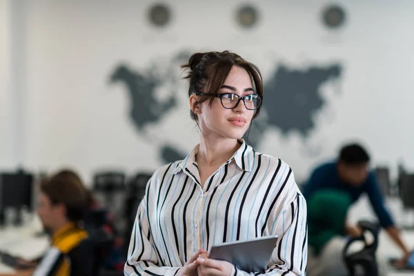 Portret Van Zakenvrouw Casual Kleding Houden Tablet Computer Bij Moderne — Stockfoto