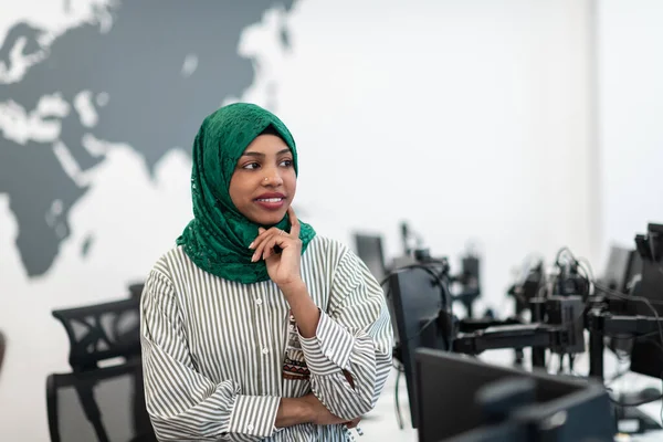 モダンなオープンプランのスタートアップオフィスに立って緑のヒジャーブとイスラム教徒の黒人女性ソフトウェア開発者の肖像 選択的フォーカス 高品質の写真 — ストック写真