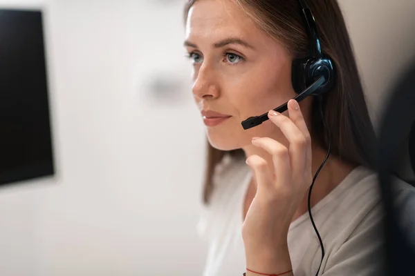 Segítő Női Operátor Fülhallgatóval Egy Call Centerben Business Headsettel Dolgozik — Stock Fotó