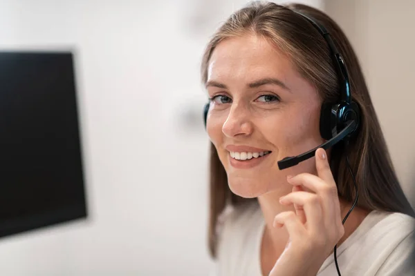在呼叫中心为女性接线员配备耳机 在呼叫中心为女性接线员配备耳机 有选择的重点 高质量的照片 — 图库照片