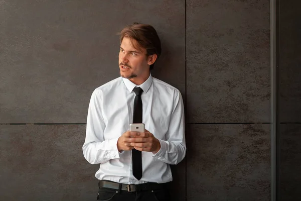 Startup Unternehmer Weißem Hemd Und Schwarzer Krawatte Mit Smartphone Während — Stockfoto