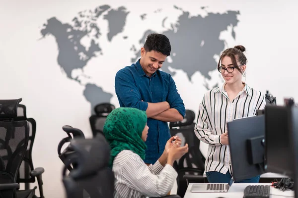 多族裔创业团队阿拉伯女性带着头巾在现代开放计划办公室的内部集思广益 在笔记本电脑和台式计算机上工作 有选择的重点 高质量 — 图库照片