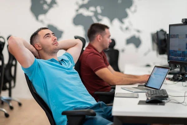 Een Tijd Ontspannen Jonge Vermoeide Zakenman Ontspannen Aan Het Bureau — Stockfoto