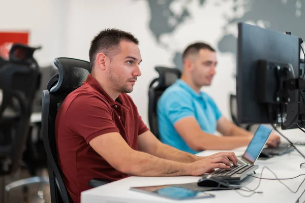 Gruppe Von Gelegenheitsunternehmern Die Einem Desktop Computer Einem Modernen Großraumbüro — Stockfoto