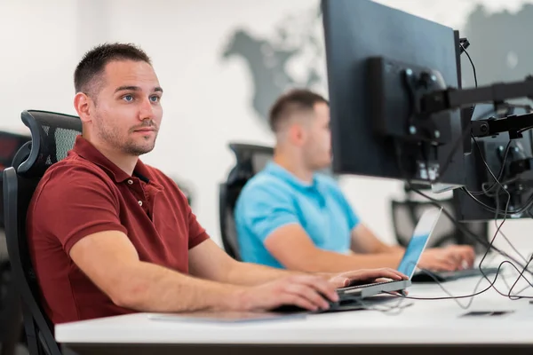 Gruppo Uomini Affari Occasionali Che Lavorano Computer Desktop Moderno Open — Foto Stock