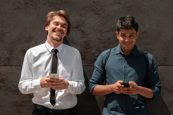Nenucený Multietnický Startup Business Muži Jeden Nich Indický Pomocí Smartphone — Stock fotografie