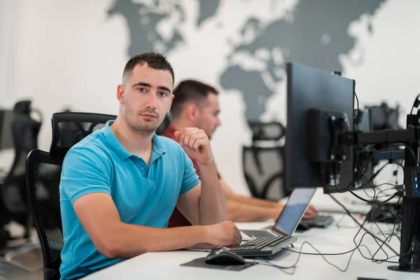 Gruppe Von Gelegenheitsunternehmern Die Einem Desktop Computer Einem Modernen Großraumbüro — Stockfoto