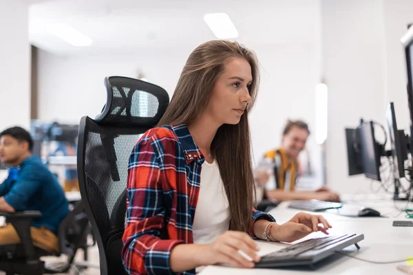 Mujer Negocios Casual Que Trabaja Una Computadora Escritorio Interior Moderno — Foto de Stock